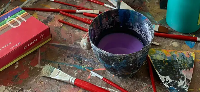 tisch mit farben und pinseln in kunstwerkstatt - das sind wir